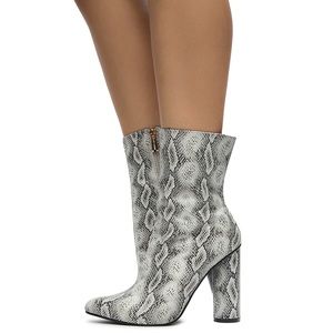 Cape Robbin Chunky Block Heel Bootie sz 9